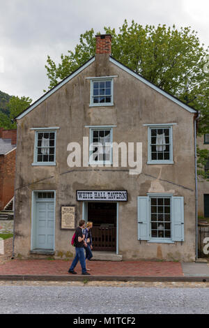 Les touristes passent devant la salle blanche Tavern, dans le Harper's Ferry National Historic Park, comté de Jefferson, West Virginia, United States. Banque D'Images