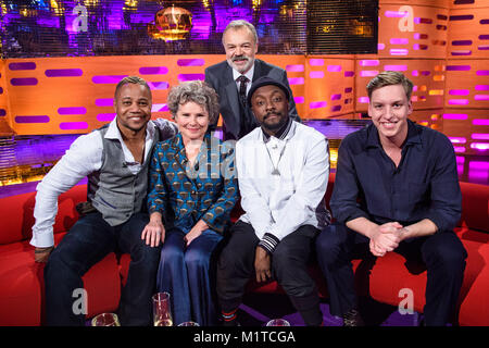 Graham Norton de l'hôte (debout) avec (de gauche à droite, assis) Cuba Gooding Jr, Imelda Staunton, Will.i.am et George Ezra pendant le tournage de The Graham Norton Show à la London Studios, à être diffusé sur BBC One le vendredi. Banque D'Images