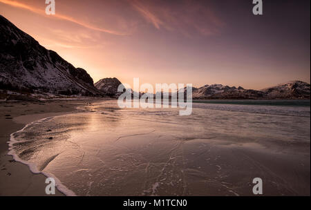 Lever de soleil sur la plage à Ramberg, Flakstadøya Lofoten, Norvège Banque D'Images