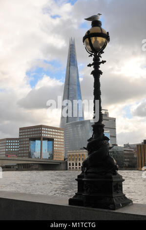 Une autre vue de l'inhabituelle et shard immeuble de bureaux dans le centre de Londres. Banque D'Images