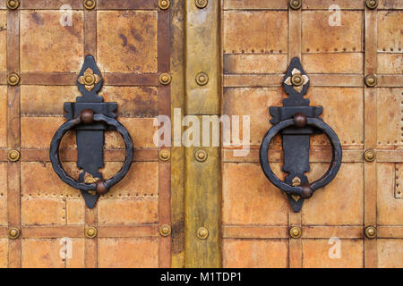 Les portes en fer forgé avec poignée circulaire. Banque D'Images