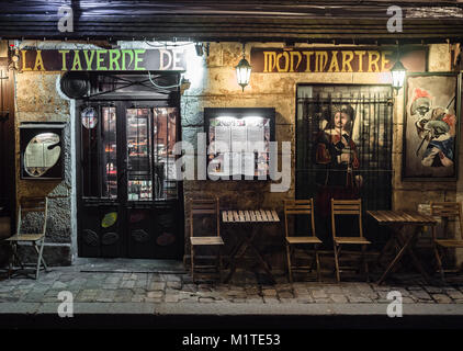 Montmartre, Paris - 7 janvier 2018 : soirée vue d'un restaurant typique dans le quartier des artistes de Montmartre, Paris. Banque D'Images