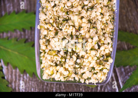 Détail d'une pelle avec un tas de comestibles, les graines de chanvre décortiquées, considéré comme un superfood pour leur valeur nutritive Banque D'Images