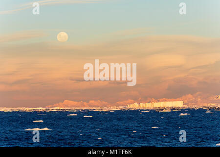 Pleine lune s'élève au-dessus de l'Antarctique paysage ; RongÃ© Island ; la péninsule Arctowski Banque D'Images