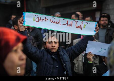 La ville de Gaza, en Palestine. 06Th Feb 2018. Les partisans du Front populaire de libération de la Palestine (FPLP) protester à l'appui des efforts de réconciliation nationale entre le Fatah, parti politique national et rivaux islamistes du Hamas, ainsi que d'exiger de meilleures conditions de vie, à Jabalia, au nord de la ville de Gaza, la bande de Gaza. Credit : Ramez Habboub/Pacific Press/Alamy Live News Banque D'Images