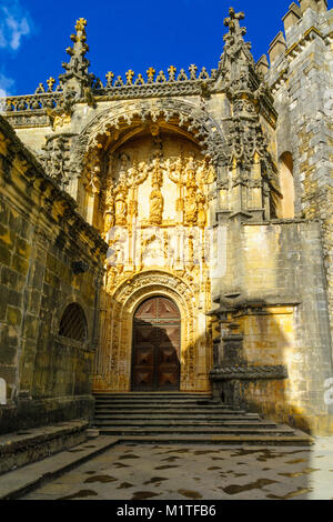 La porte de l'église principale dans le Couvent du Christ, à Tomar, Portugal Banque D'Images