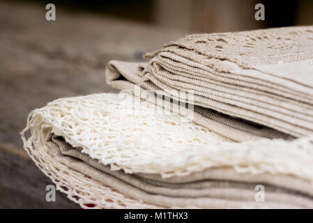 Shot de nappes, serviettes et serviettes avec dentelle gris et blanc, de pin, de fleurs et de blé Banque D'Images