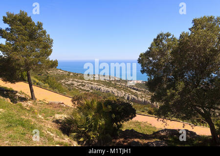 Vue vers le bas de la mer de l'ermitage de Sainte Lucie et Saint Benet, Alcossebre, Espagne Banque D'Images