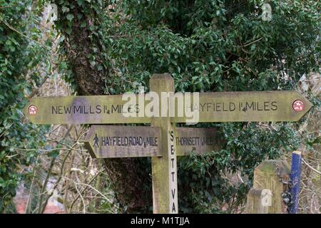 Une enseigne sur la vallée de terriers chaussures de Trail le point milieu entre le Hayfield et nouvelles usines. Banque D'Images