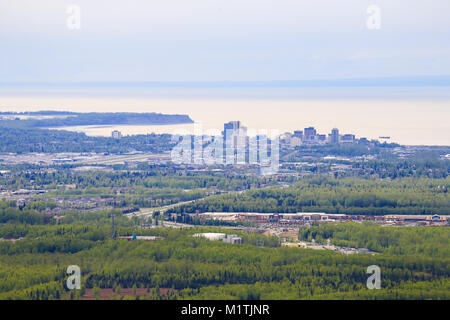 Anchorage, États-Unis - 17 mai 2017 : Salon, La Baie et les toits de Anchorage. Photo prise depuis la route de la vallée de l'Arctique. Banque D'Images