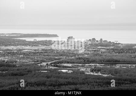 Anchorage, États-Unis - 17 mai 2017 : Salon, La Baie et les toits de Anchorage. Photo prise de la route de la vallée de l'Arctique en noir et blanc. Banque D'Images