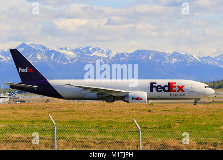 Anchorage, USA - Mai 17, 2017 : un avion Boeing 777 de FedEx Express est en attente pour le décollage sur l'Aéroport International Ted Stevens Anchorage. Banque D'Images