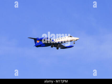 Anchorage, USA - Mai 17, 2017 : un avion Learjet 35 de l'Alaska LifeMed atterrissage sur l'Aéroport International Ted Stevens Anchorage. Banque D'Images