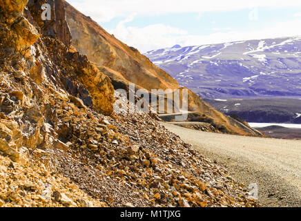 Route de la serpentine (ou autoroute Denali Park Road) dans le parc national Denali, en Alaska. Banque D'Images