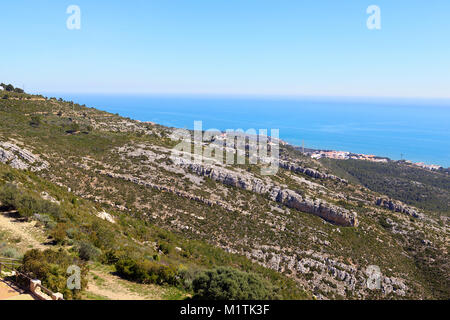 Vue vers le bas de la mer de l'ermitage de Sainte Lucie et Saint Benet, Alcossebre, Espagne Banque D'Images