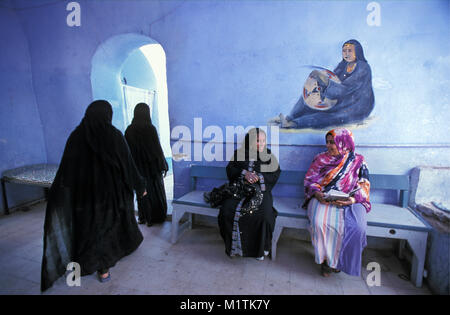 L'Égypte, Assouan. Les femmes de la tribu Nubienne en costume traditionnel à la maison. Banque D'Images