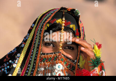 L'Egypte, Sint Katherine, désert du Sinaï. Bédouine en robe de mariage. Banque D'Images