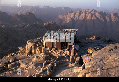 L'Égypte. Sint Katherine, Sinaï dessert. Haut de la montagne de Sinaï. La prise de vue touristique. Servir le thé à l'homme. Banque D'Images