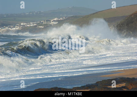 Le fracas des vagues frappant une plage près de Porthleven sur la péninsule de Lizard, Cornwall, UK - John Gollop Banque D'Images