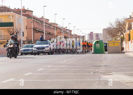 Les coureurs non identifiés participent à la course cycliste de début dans la Vuelta. Banque D'Images