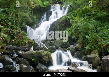 Torc Waterfall set avec le Parc National de Killarney sur l'anneau de Kerry, comté de Kerry, Irlande - John Gollop Banque D'Images