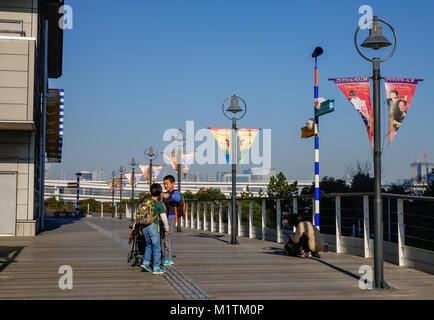 Tokyo, Japon - Jan 4, 2016. Les gens qui marchent sur la rue au quartier d'Odaiba à Tokyo, Japon. Banque D'Images
