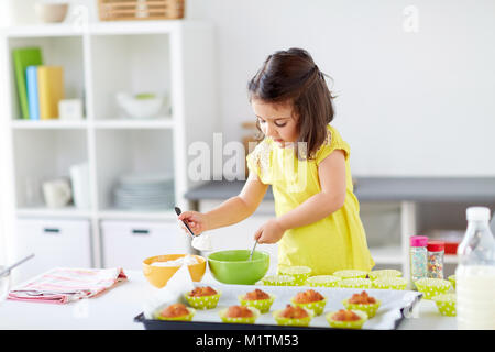 Petite fille confectionner des muffins à la maison Banque D'Images