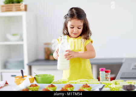 Petite fille confectionner des muffins à la maison Banque D'Images