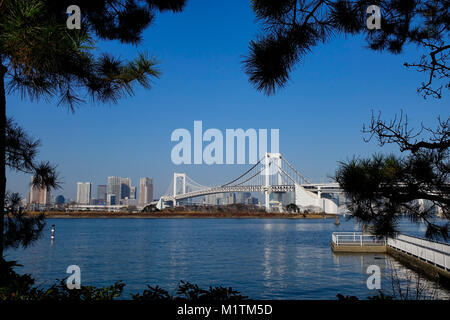 Vue de pont en arc-en-ciel sur la baie de Tokyo, Japon. Arc-en-ciel est un pont suspendu de 798 mètres allant de Shibaura Pier et le front d'Odaiba. Banque D'Images