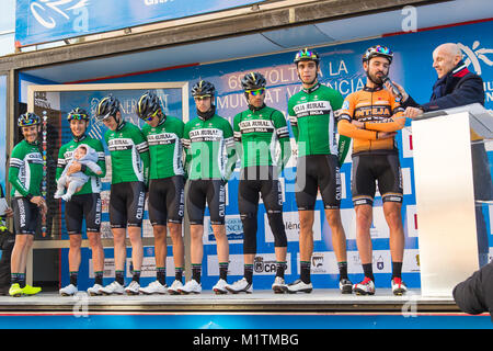 Les coureurs non identifiés participent à la course cycliste de début dans la Vuelta. Banque D'Images