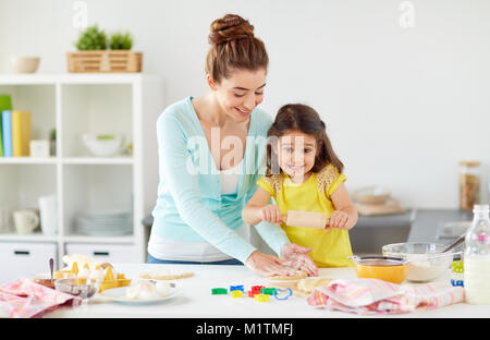 Happy mother and daughter making cookies à la maison Banque D'Images