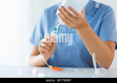 Close up of nurse preparing drop counter Banque D'Images