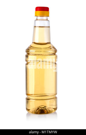 Bouteille en plastique avec vinaigre de pomme isolé sur le fond blanc avec clipping path Banque D'Images
