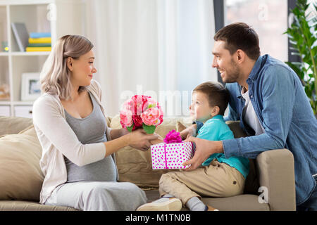 À présent donner de la famille mère enceinte à la maison Banque D'Images