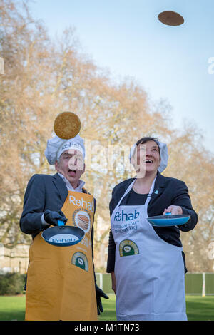 Lancement de la 21e course de crêpes parlementaire Rehab au Victoria Tower Gardens à Westminster, London, UK. Banque D'Images