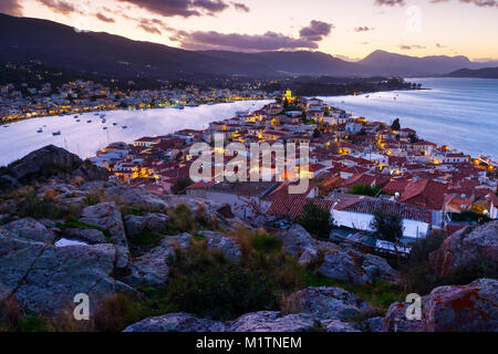 Voir l'île de Poros et Galatas village de Péloponnèse, Grèce. Banque D'Images