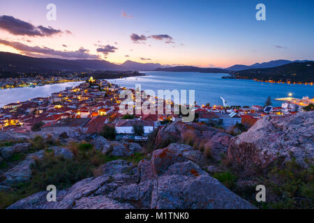 Voir l'île de Poros et Galatas village de Péloponnèse, Grèce. Banque D'Images