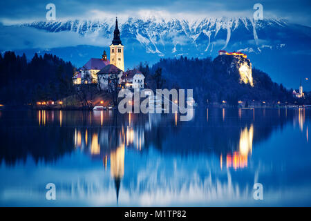 Paysage de nuit au lac de Bled avec l'église sur l'île . Pittoresque scène dramatique , de l'automne. Attraction touristique populaire. La ville de Bled, en Slovénie, en Europe. Banque D'Images