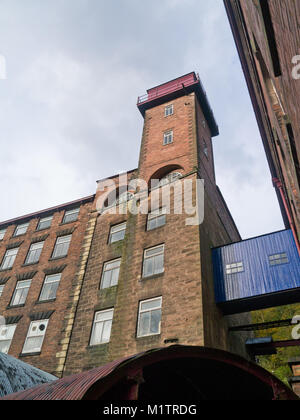 Extérieur de Masson Mills, Matlock, Derbyshire, Royaume-Uni ; une vieille usine de textile Arkwright maintenant une combinaison de shopping center et musée. Banque D'Images