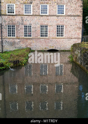 Close up de windows lors de l'historique de l'usine de Cromford avec leurs reflets dans l'étang de l'usine ; Derbyshire, Royaume-Uni Banque D'Images