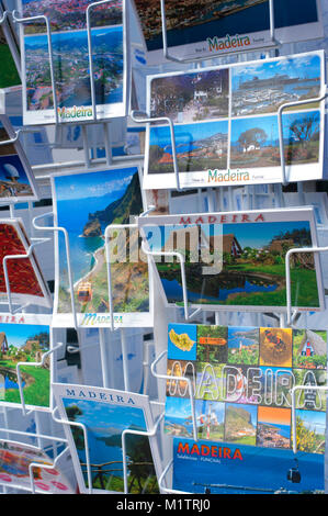 Close-up d'un rack de cartes postales touristiques colorés, Madeira, Portugal - John Gollop Banque D'Images