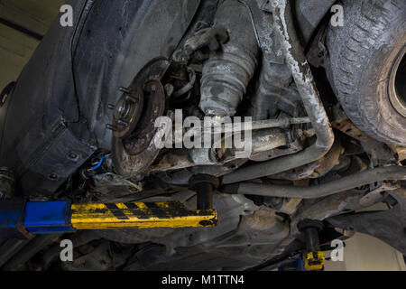 Réparation de freins Auto Service. L'entretien des freins de voiture. L'entretien des wagons. Service de l'automobile. Voiture sur un pont élévateur. Garage. Banque D'Images