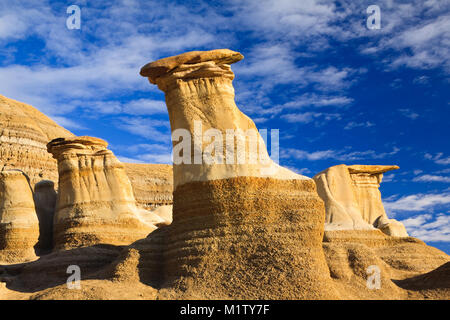 Cheminées, une formation géologique sur un jour lumineux dans les badlands près de Drumheller, Alberta, Canada Banque D'Images