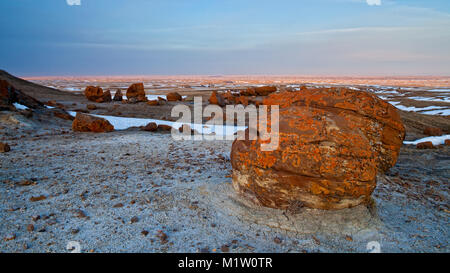 Rochers rouges rondes inhabituelle à Red Rock Coulee dans le sud de l'Alberta, Canada. Banque D'Images