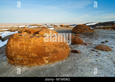 Rochers rouges rondes inhabituelle à Red Rock Coulee dans le sud de l'Alberta, Canada. Banque D'Images