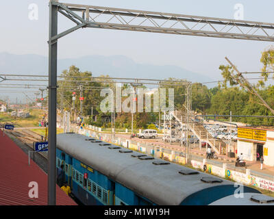 Gard,Tamil Nadu, Inde. 01/08/2018. Les passagers qui arrivent et d'autres au départ de la gare de Mumbai. Banque D'Images