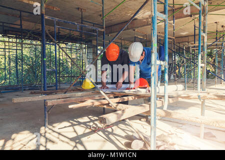 Concept de construction d'ingénieur et architecte working at Construction Site with blue print Banque D'Images