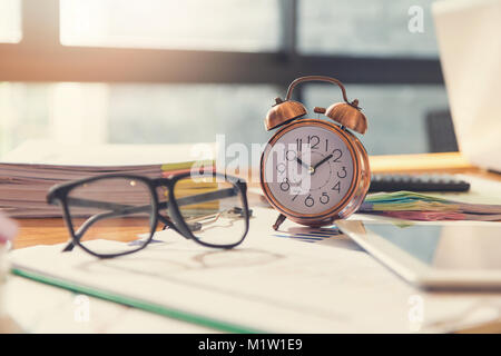 Affaires et finance concept de travail de bureau, réveil et Gros plan sur lunettes office desk Banque D'Images