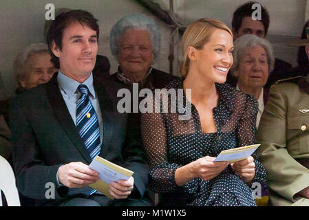 Sur la photo : célébrités australien David Hobson (ténor chanteur et musicien de scène) et Erika Heynatz (modèle, musicien et présentateur de télévision). La paire a effectué l'Hymne Nationale ensemble au lancement de la Semaine de l'héritage de Martin Place à Sydney en août 2006. En outre, Hobson a été mentor pour Heynatz lorsque la paire a remporté la saison 2006 du Réseau sept Chants réalité show 'Il faut deux'. Banque D'Images