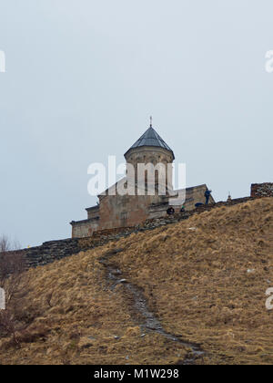 L'église de trinité Gergeti perché sur une montagne à l'altitude de 2170 mètres dans les hautes montagnes du Caucase en Géorgie Banque D'Images